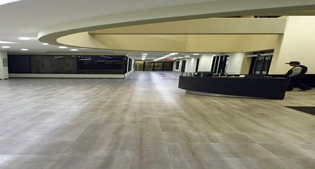 Hall de ingreso terminado con nuevos pisos e iluminación en Meditrópoli