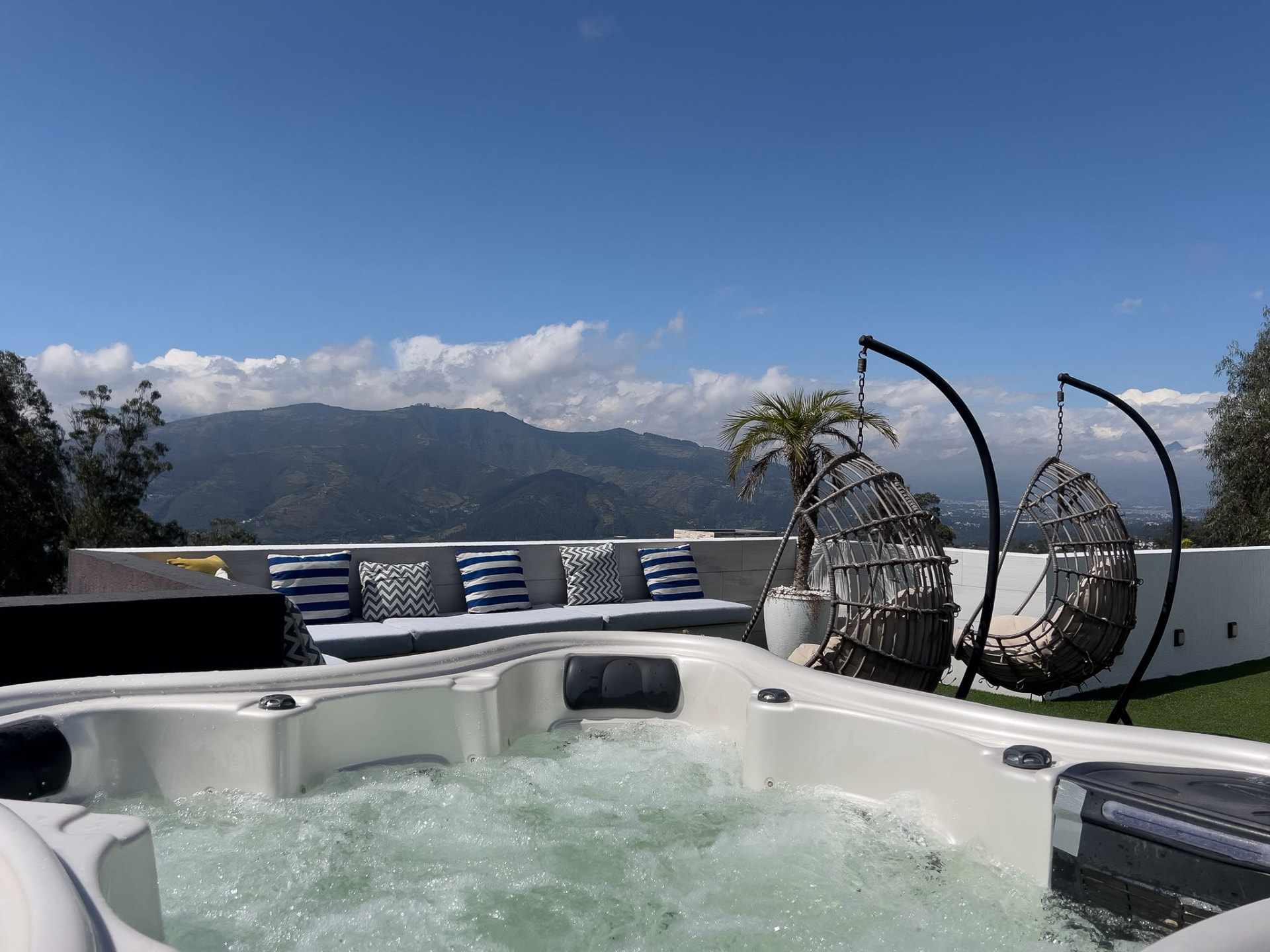 Hidromasaje y zona de descanso con vista al valle