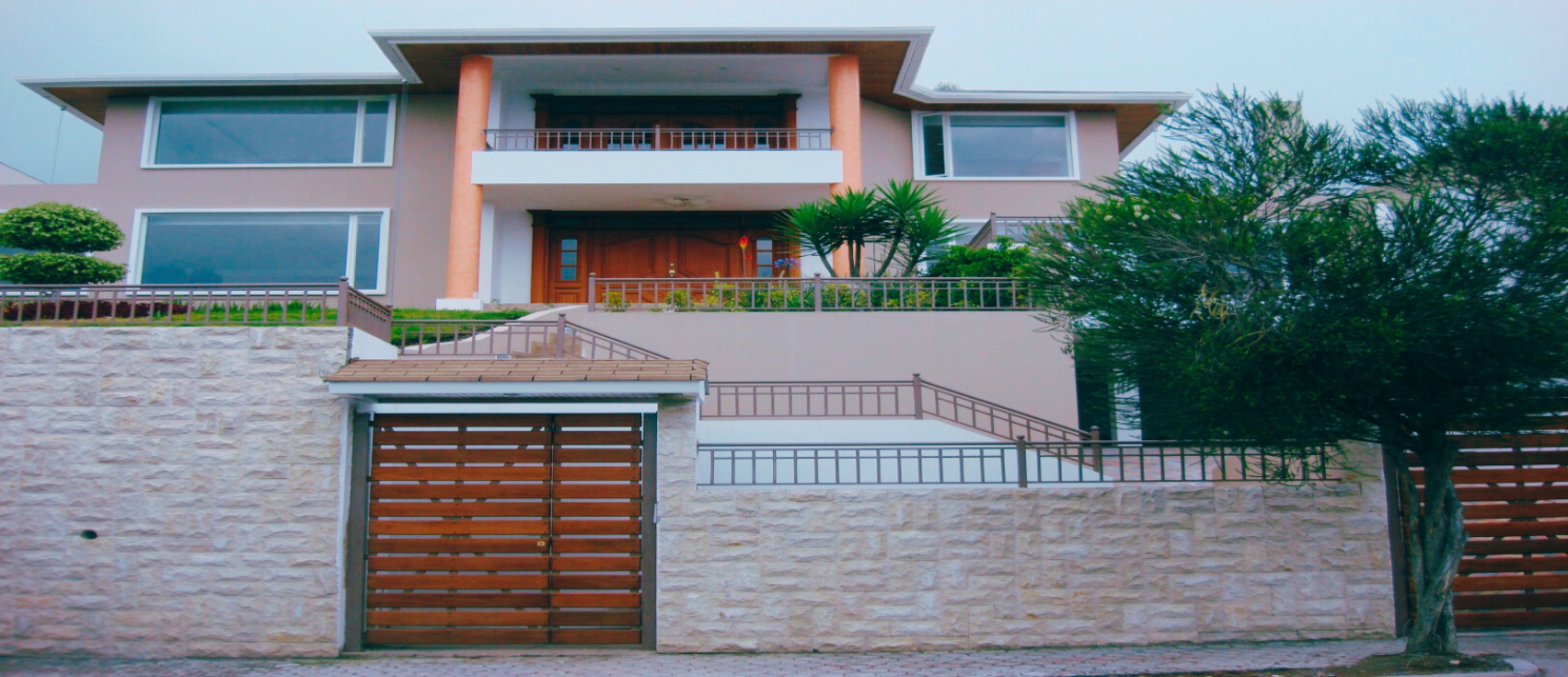 Fachada frontal de Casa Miravalle desde la calle