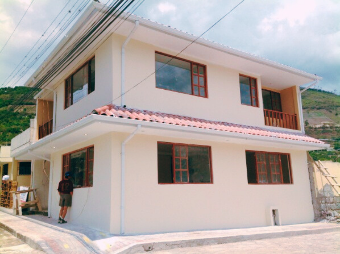 Casa Perucho con cubierta de teja durante los acabados