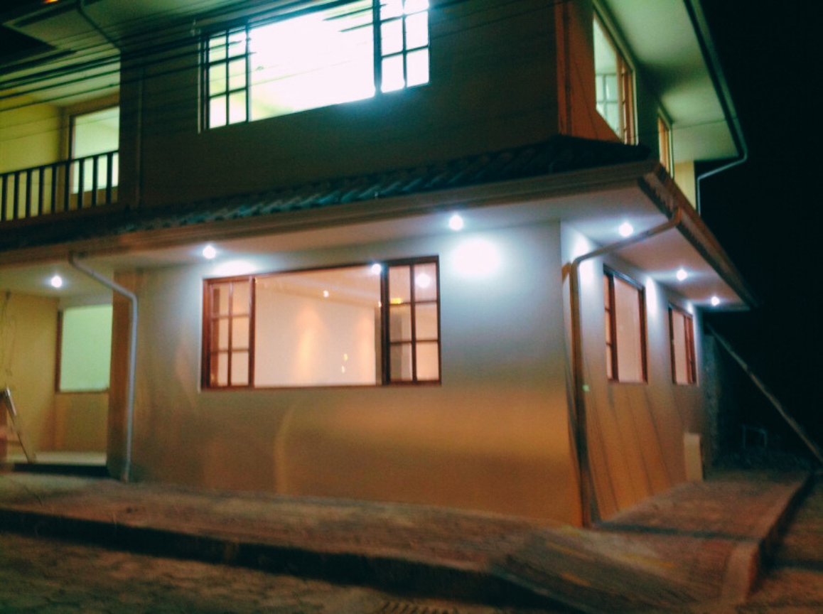 Casa Perucho iluminada en la noche