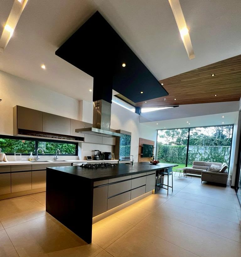 Cocina abierta de doble altura de la Casa Sr. Raúl Ayala