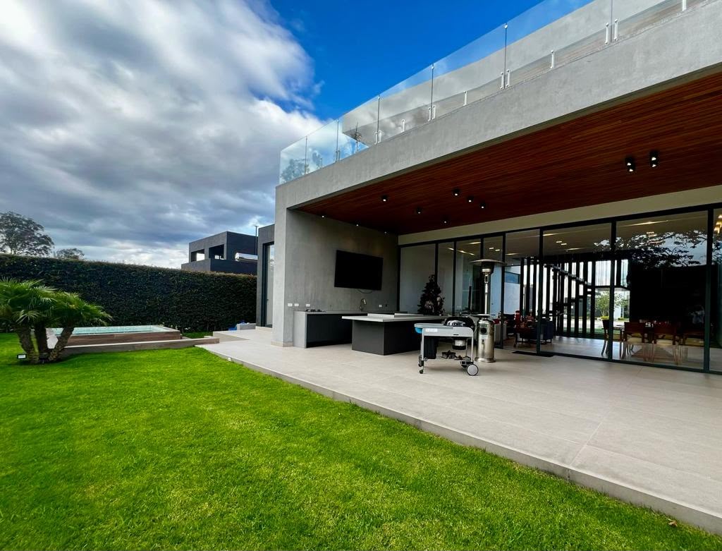 Área social exterior y terraza de la Casa Sr. Raúl Ayala