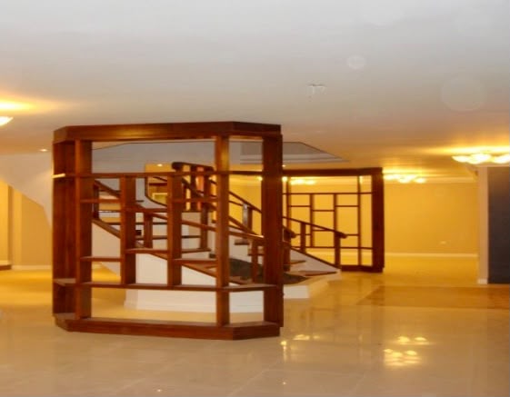 Escalera principal de madera de Casa Miravalle
